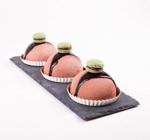 NUESTRO HOMENAJE A FRANCIA, ESTÁ COMPUESTO POR NUESTRO MEJOR CHOCOLATE EN MOUSE Y CON LOS TRADICIONALES MACARONS