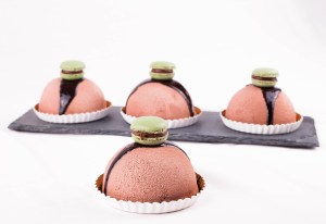 NUESTRO HOMENAJE A FRANCIA, ESTÁ COMPUESTO POR NUESTRO MEJOR CHOCOLATE EN MOUSE Y CON LOS TRADICIONALES MACARONS