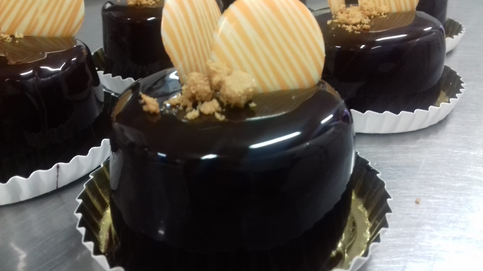 Mousse de chocolate y toffe de plátano. Pastelería Torrente